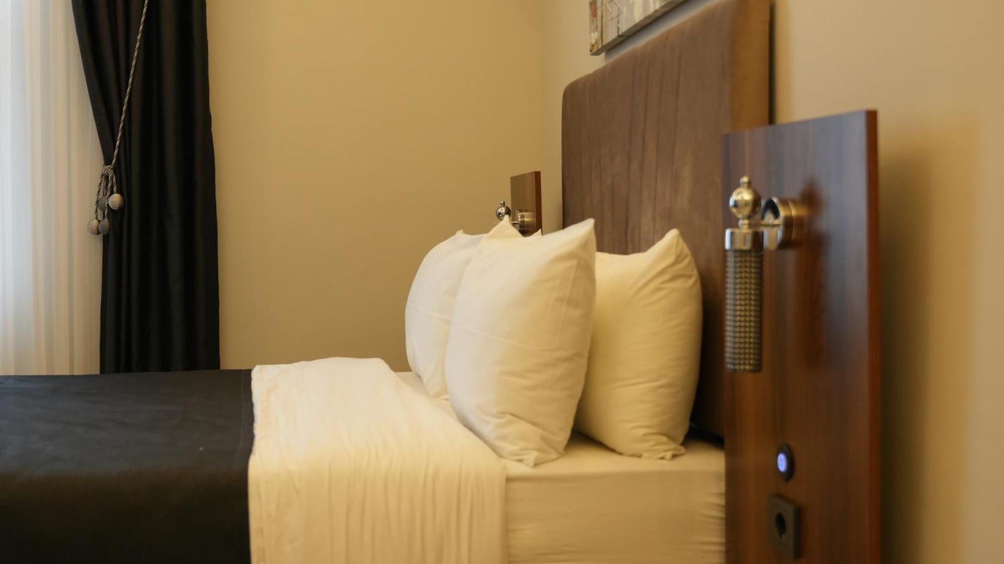 Grand Krone Hotel Cinarcik ภายนอก รูปภาพ